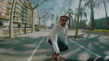 Adam köpeği takip onun longboard rides