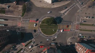 Şehirdeki endüstriyel bölge yukarıda uçak uçar