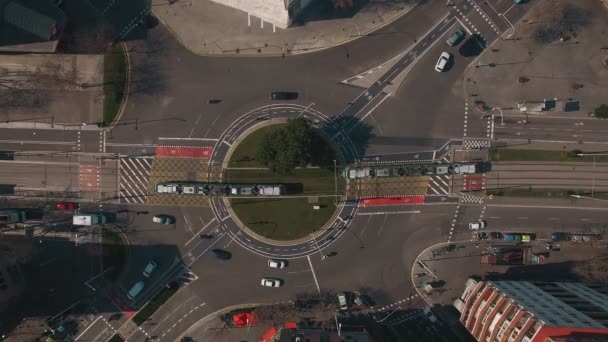 Un drone survole un quartier industriel de la ville — Video