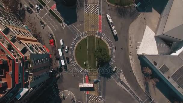 Drohne fliegt über Industriegebiet in der Stadt — Stockvideo