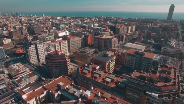 Drone vliegt boven industriële wijk in de stad — Stockvideo