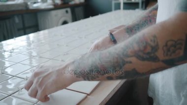 Dövmeli adam seramik mutfak masa takımı üzerinde geçerlidir.