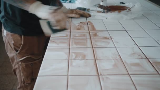 Tatuerade mannen gäller keramiska plattor på tabell Köksset — Stockvideo