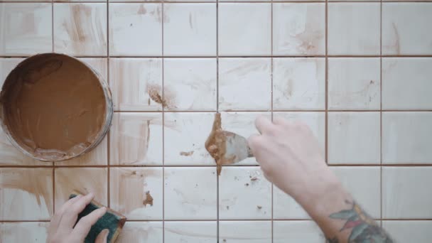纹身的男适用瓷砖在厨房餐桌上 — 图库视频影像
