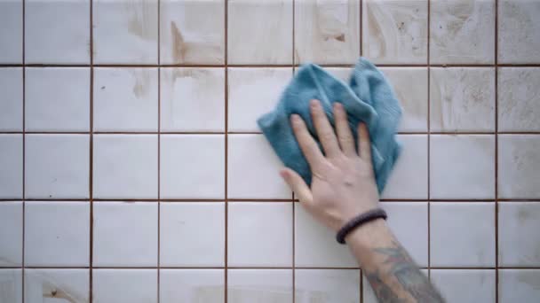 Татуйований чоловік наносить керамічну плитку на кухонний стіл — стокове відео