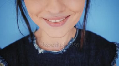 Çekici esmer aydınlık arka izole macarons yiyor