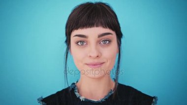 Gülümseyen çekici esmer kız