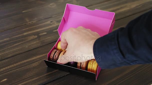 Macarons gepresenteerd binnen de doos van de gift — Stockvideo