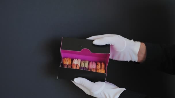 Macarons apresentados dentro da caixa de presente — Vídeo de Stock