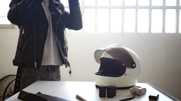Pareja lleva sus cascos de moto — Vídeo de stock