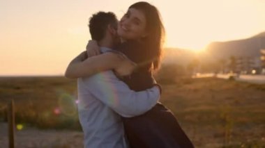 Çift sahilde günbatımında fırtınası.