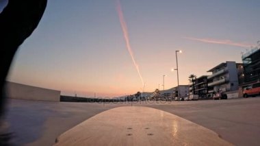 Adam onun uzun longboard sörf becerileri trenler