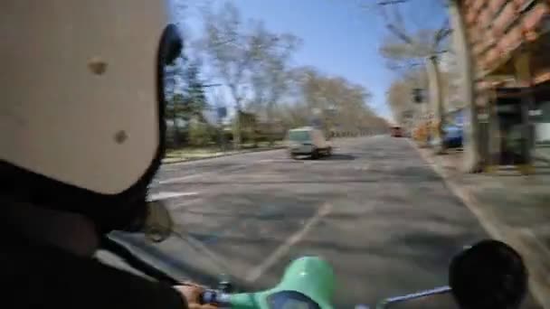 Explorando la ciudad en scooter eléctrico alquilado — Vídeo de stock