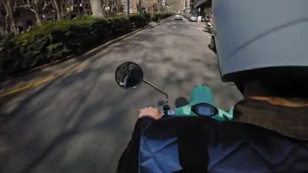 Explorando la ciudad en scooter eléctrico alquilado — Vídeos de Stock