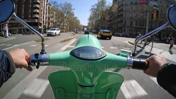 Explorando a cidade em scooter elétrico alugado — Vídeo de Stock