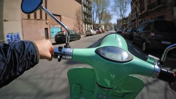 Stadt auf gemietetem Elektroroller erkunden — Stockvideo