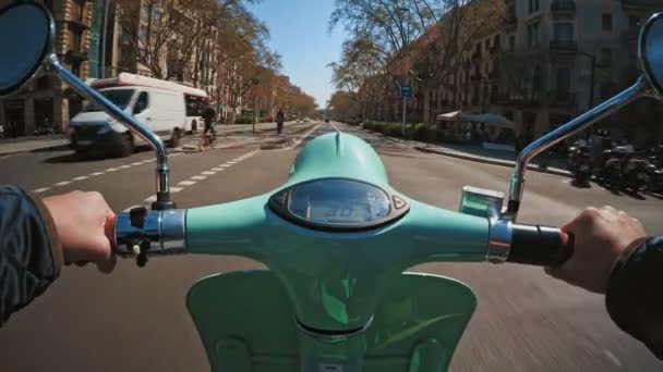Verkennen van de stad op de gehuurde elektrische scooter — Stockvideo