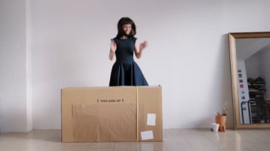 Bir kız büyük bir paket alır