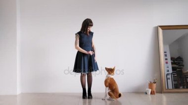 Esmer Kız köpekle standları