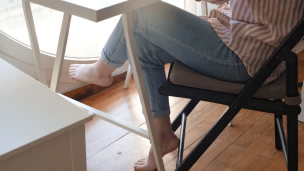 Jovem menina senta-se à mesa — Vídeo de Stock