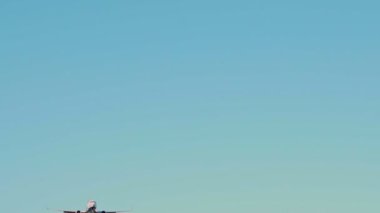 Uçak iniş ve havaalanında kapalı alır