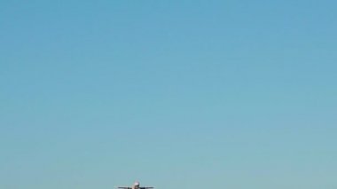 Uçak iniş ve havaalanında kapalı alır