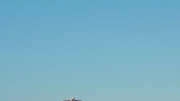 Avions atterrissant et décollant à l'aéroport 