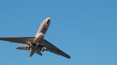 Uçak iniş ve havaalanında kapalı alır