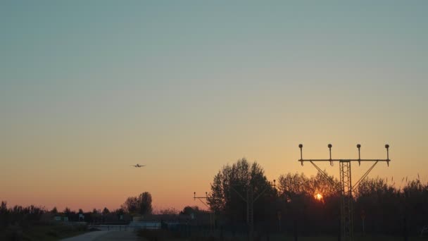 Самолеты приземляются и взлетают в аэропорту — стоковое видео
