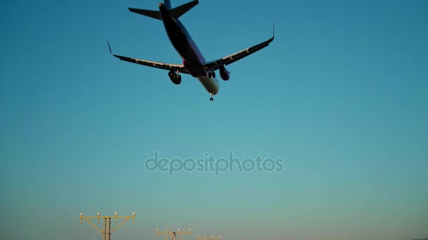 Aviones aterrizando y despegando en el aeropuerto — Vídeos de Stock