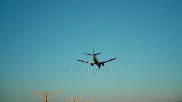 Vliegtuigen de landing en neemt af op luchthaven — Stockvideo