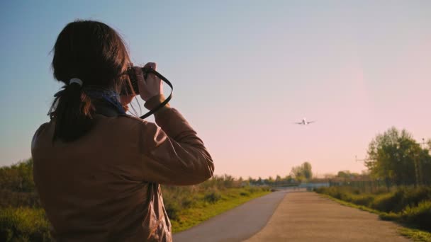 Aviones aterrizando y despegando en el aeropuerto — Vídeo de stock