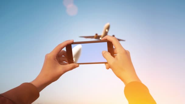 Geschlungener Kinematograph des Hand haltenden Smartphones während der Aufnahme von Video von landenden Flugzeugen — Stockvideo