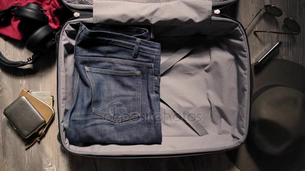 Упаковка чемодан перед приключением путешествия — стоковое видео