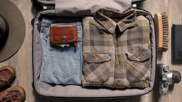 Balení kufříku před dobrodružné cestování — Stock video