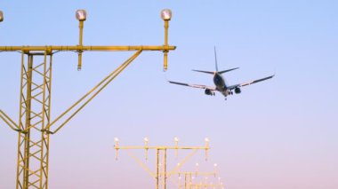 Uçak iniş ve havaalanında kapalı alır