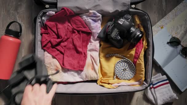 Embalaje maleta antes de viaje de aventura — Vídeos de Stock