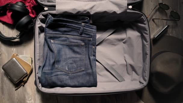 Упаковка чемодан перед приключением путешествия — стоковое видео
