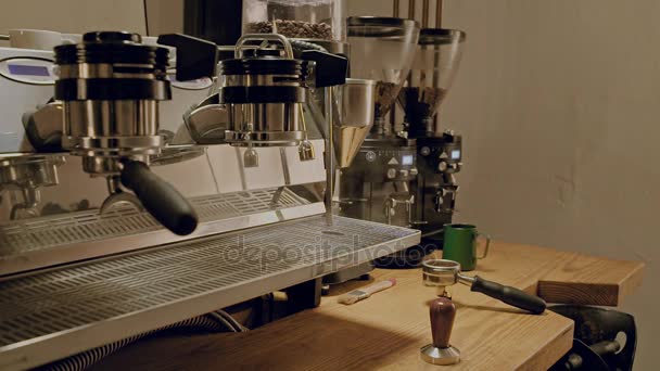 Кофеварка в кафе — стоковое видео