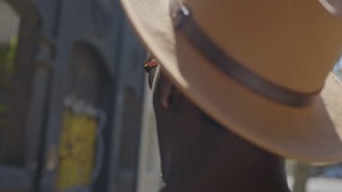 Genç siyah hipster adam şehrin içinden yürür