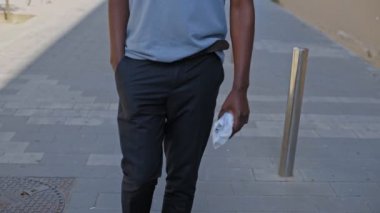 Genç siyah hipster adam şehrin içinden yürür