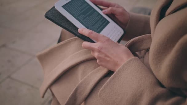 Дівчина з електронним читачем книг на вулиці — стокове відео