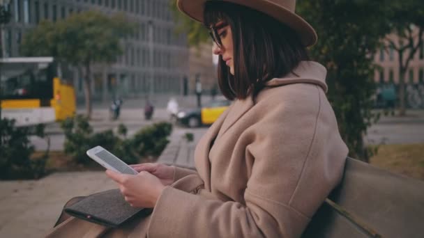 Chica con lector de libros electrónicos en la calle — Vídeo de stock