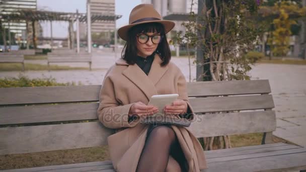 Meisje met elektronische boek lezer op straat — Stockvideo