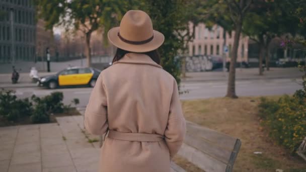 Menina com leitor de livros eletrônicos na rua — Vídeo de Stock