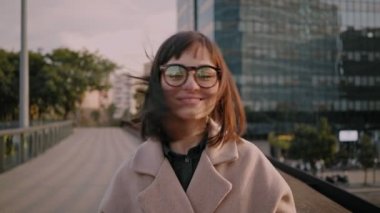 Çekici esmer kız kentsel sokaklarda yürüyor