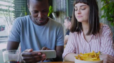 Bir burger barda iki arkadaş