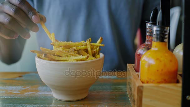 Joven negro disfruta de un aperitivo — Vídeo de stock