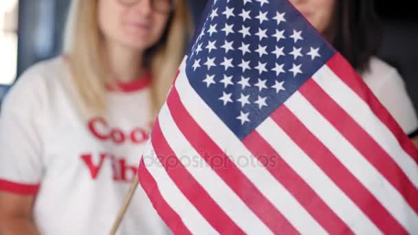Blondýna a bruneta bokovky dívky drží vlajku — Stock video