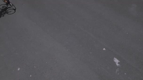 Kobiece szosowym jazda na ulicy — Wideo stockowe